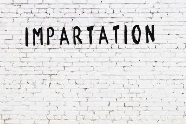 Beyaz tuğla duvara siyah boya ile yazılmış bir yazı..