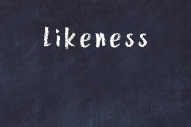 Siyah masadaki tebeşir elle yazılmış yazı benzerliği