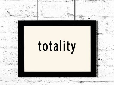 Beyaz tuğla duvarda asılı duran siyah ahşap çerçeve. 