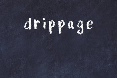 Tebeşir el yazısıyla yazılmış yazı siyah masaya damlıyor