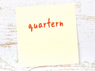 Çeyrek finali hatırlatma kavramı. Tahta duvarda üzerinde yazı olan sarı yapışkan kağıt.