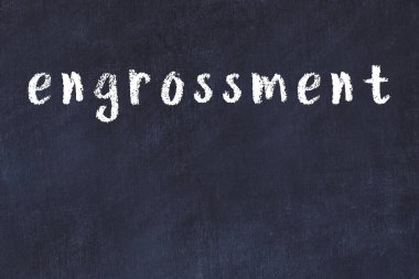 Üzerinde el yazısıyla yazılmış yazı tahtasının olduğu üniversite tahtası.