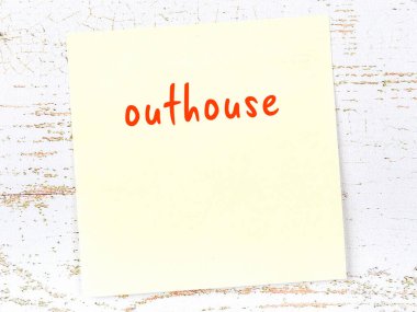 Tuvaleti hatırlatma kavramı. Tahta duvarda üzerinde yazı olan sarı yapışkan kağıt.