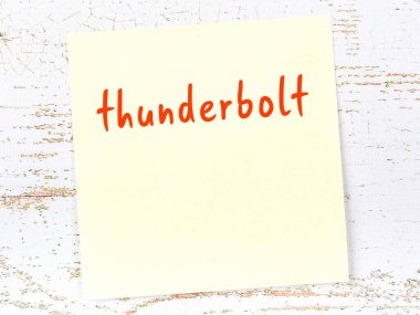 Tahta duvarda el yazısıyla yazılmış yıldırımlı sarı yapışkan bir not.