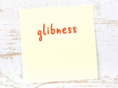 Düşüncesizlik hakkında hatırlatma kavramı. Tahta duvarda üzerinde yazı olan sarı yapışkan kağıt.