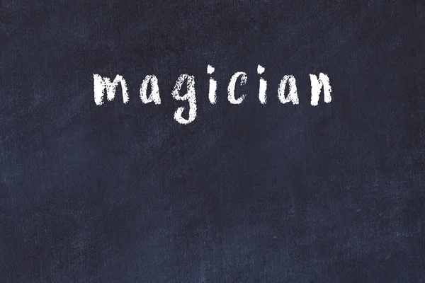 黑色桌子上的粉笔手写题词魔术师 — 图库照片