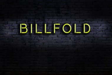 Duvara yazı yazılmış neon levhası var. Gece görünümü