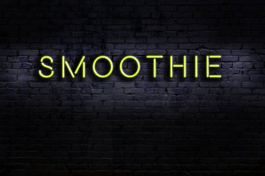 Duvara kazınmış neon lambalı smoothie. Gece görünümü