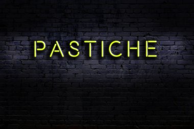 Duvara yazı kazınmış neon levhası. Gece görünümü