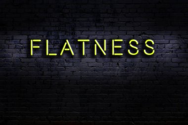 Geceleri duvarda neon levhası var. Yazı düzlüğü