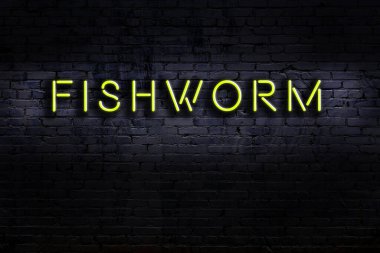 Duvara yazı kazınmış balık solucanı olan neon tabela. Gece görünümü