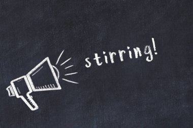 Hoparlörlerin tebeşir çizimi ve siyah masanın üzerine elle yazılmış yazı karıştırma