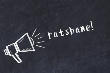 Hoparlörün tebeşir çizimi ve siyah masanın üzerine el yazısıyla yazılmış ratsbane.