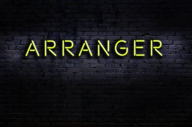 Geceleri duvarda neon levhası var. Yazı düzenleyici