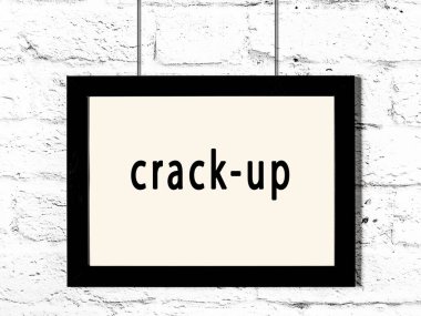 Siyah ahşap çerçeve beyaz tuğla duvarda asılı. 