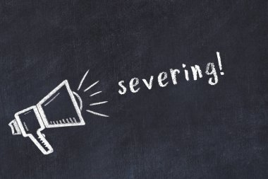 Hoparlörün tebeşir çizimi ve siyah masaya kopan el yazısıyla yazılmış yazı.