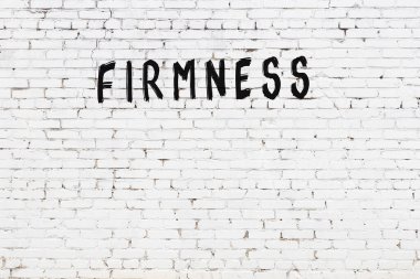 Üzerinde siyah boya bulunan beyaz tuğlalı duvar.