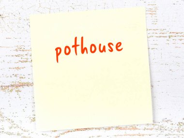 Poşet hakkında hatırlatma kavramı. Tahta duvarda üzerinde yazı olan sarı yapışkan kağıt.