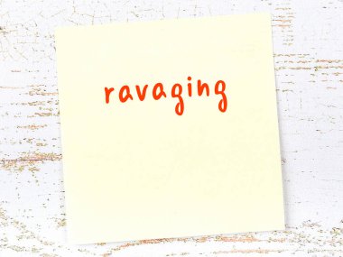 Tahta duvardaki sarı yapışkan notta elle yazılmış yazılar tahrip edici.