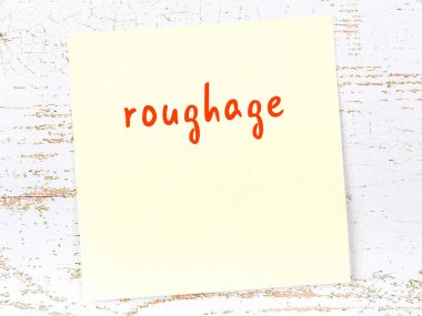 Tahta duvarda el yazısıyla yazılmış ruj lekesi olan sarı yapışkan bir not.