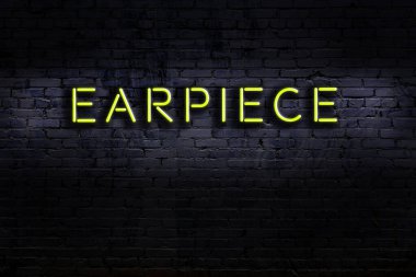 Duvara yazı yazan bir neon levhası. Gece görünümü