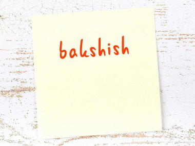 Fırın hakkında hatırlatma kavramı. Tahta duvarda üzerinde yazı olan sarı yapışkan kağıt.