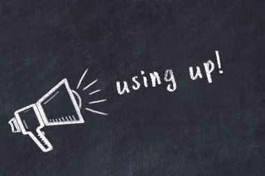 Hoparlörlerin tebeşir çizimi ve siyah masanın üzerine yazılan el yazısı