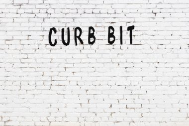 Beyaz tuğla duvar, yazı kaldırımı. El yazısı, siyah boya.