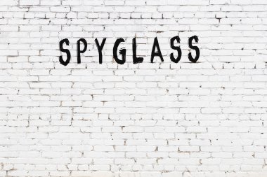 Siyah boyalı, el yazısıyla yazması dürbünlü beyaz tuğla duvar.