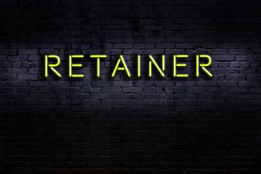 Tuğla duvarda yazı masası olan neon tabela. Gece görünümü