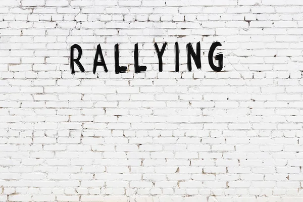 Inskriptionen Rally Skriven Med Svart Färg Vit Tegelvägg — Stockfoto