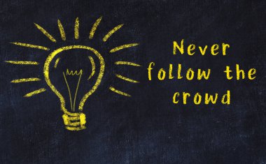 Bilgece bir alıntı ve siyah karatahtaya bir ampul çizimi