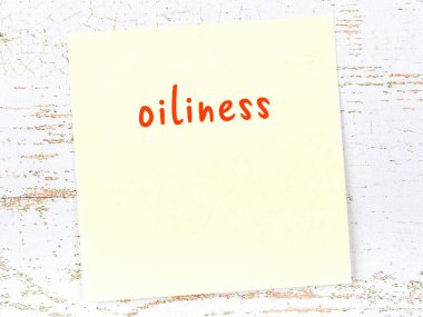 Tahta duvarda el yazısı yağlı sarı yapışkan bir not var.