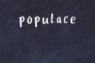 Tebeşir el yazısı yazı kitlesi siyah masa üzerinde