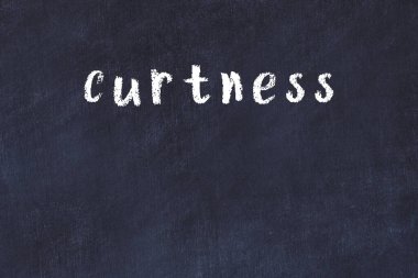 Tebeşir el yazısıyla yazılmış eğiklik siyah masanın üzerinde