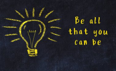 Bilgece bir alıntı ve siyah karatahtaya bir ampul çizimi