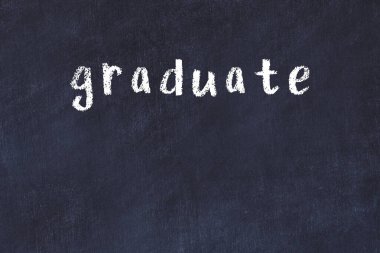 Tebeşir el yazısı mezuniyeti siyah masada.