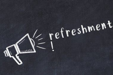 Hoparlörlerin tebeşir çizimi ve siyah masanın üzerine el yazısıyla yazılmış içecek.