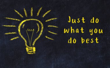 Bir karatahtaya ve bir ampul çizimine elle yazılmış akıllı bir alıntı.