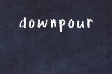 Üzerinde el yazısı yazılı yazı olan üniversite yazı tahtası.