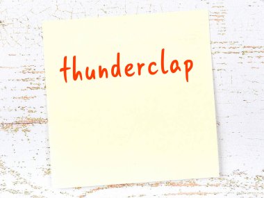 Gök gürültüsünü hatırlatma kavramı. Tahta duvarda üzerinde yazı olan sarı yapışkan kağıt.