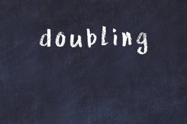 Üzerinde el yazısıyla yazılmış bir yazı tahtası olan üniversite yazı tahtası.