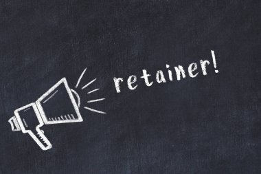 Hoparlörlerin tebeşir çizimi ve siyah masanın üzerine el yazısıyla yazılmış yazması.