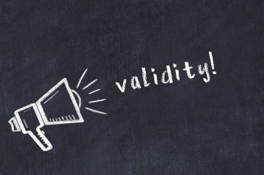 Hoparlör çizimi ve yazı geçerliliği olan siyah karatahta