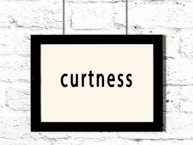 Beyaz tuğla duvarda asılı siyah ahşap çerçeve. 