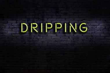 Geceleri duvarda neon levhası var. Yazı damlıyor