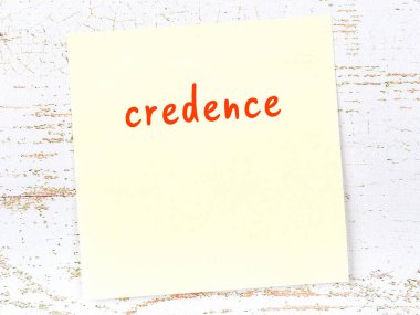 İnanç hakkında hatırlatma kavramı. Tahta duvarda üzerinde yazı olan sarı yapışkan kağıt.