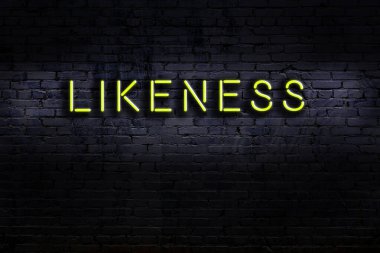 Geceleri duvarda neon levhası var. Yazı benzerliği