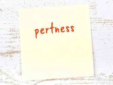 Tahta duvardaki sarı yapışkan notta el yazısıyla yazılmış mükemmellik var.