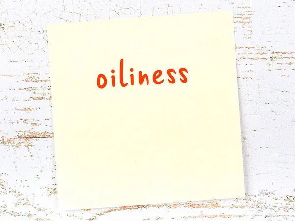 Tahta duvarda el yazısı yağlı sarı yapışkan bir not var.